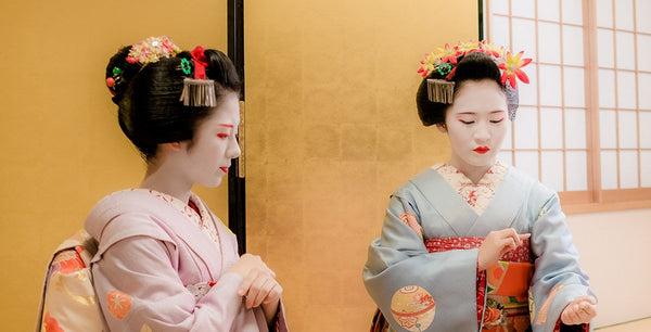 Geisha pouring tea